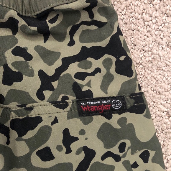 Wrangler ATG Hiker Shorts Camo Mens Small - Picture 3 of 4